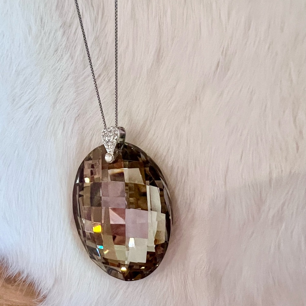 Elegant Brown Pendant Necklace